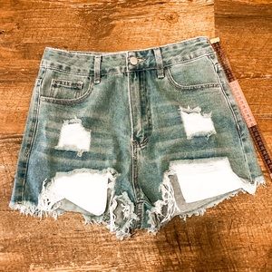 Cuteeee denim shorts!